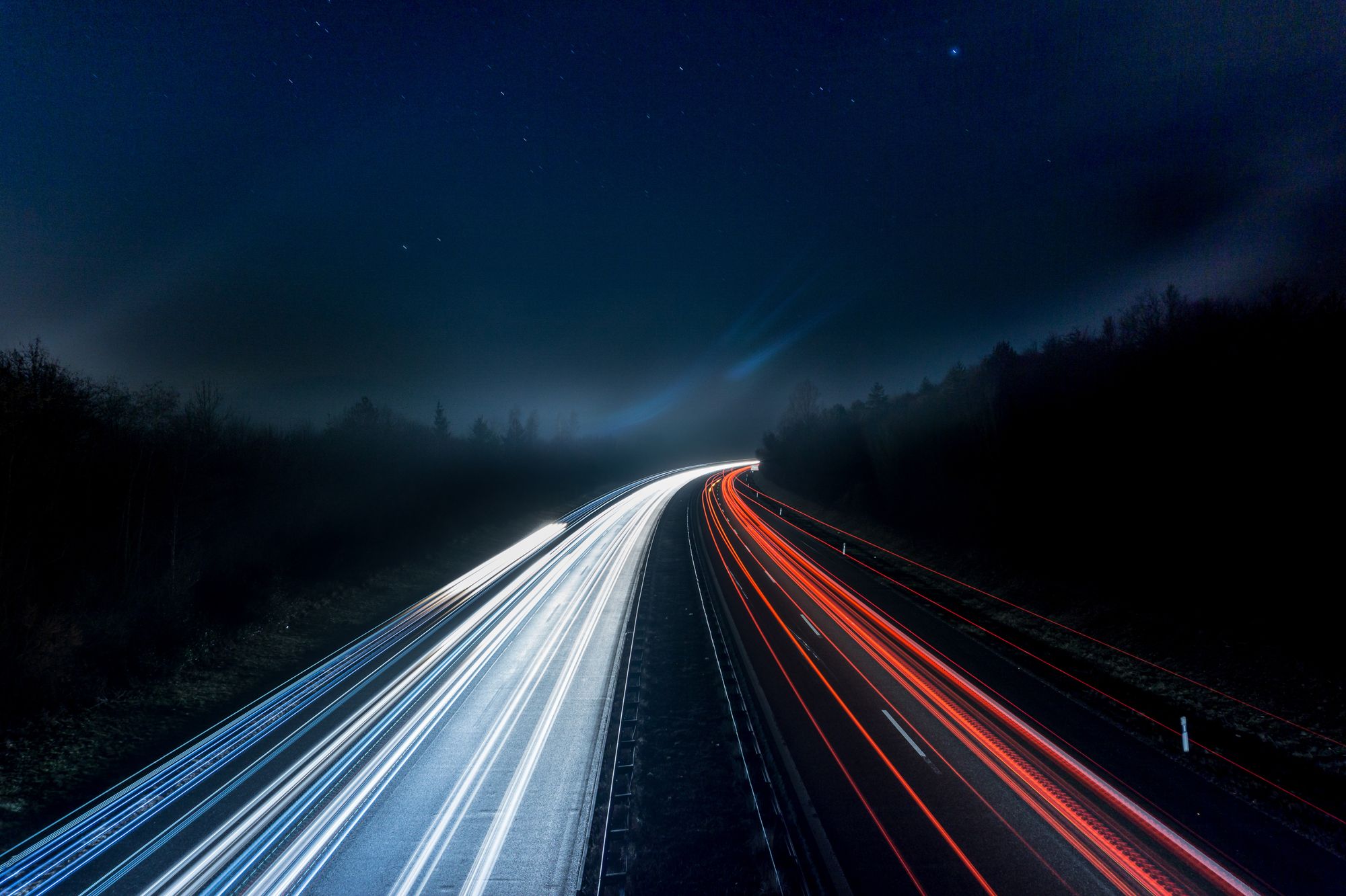 Nasse Fahrbahn bei Nacht