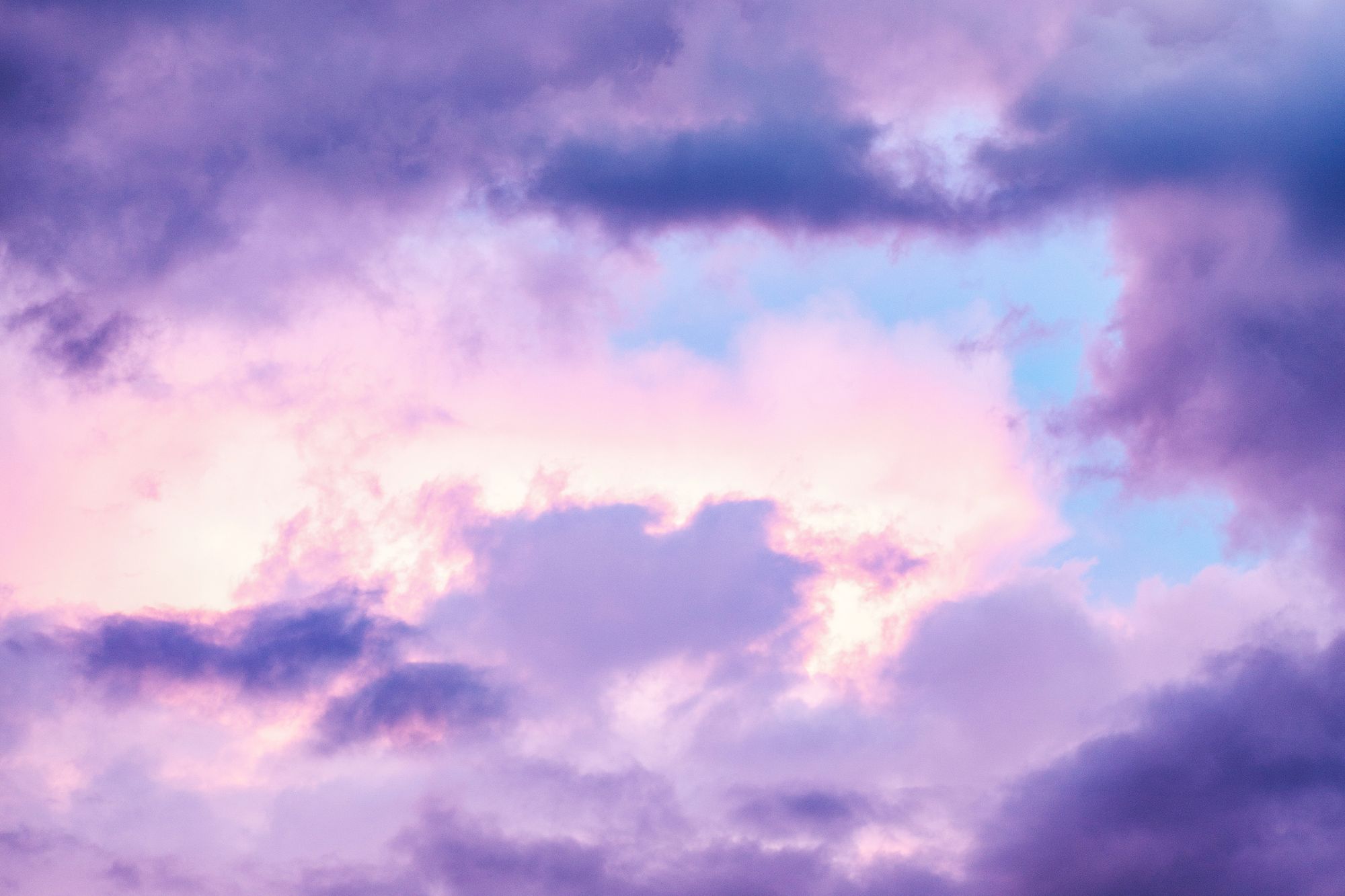 Wolken über Bergen